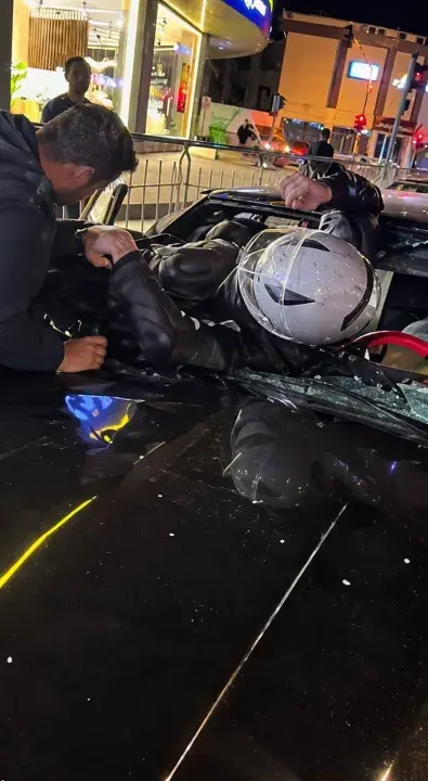 Otomobile çarpan motosiklet sürücüsü camdan içeri girdi