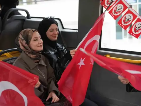 Belediye otobüsünde 29 Ekim Cumhuriyet Bayramı coşkusu