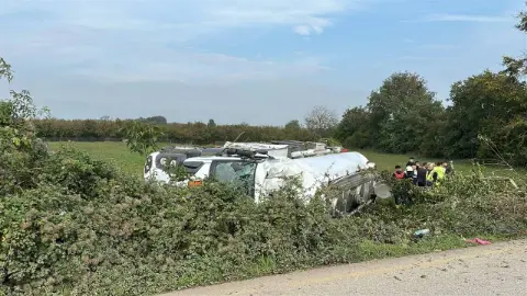 Düzce’de benzin tankeri tarlaya devrildi!