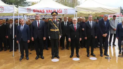 Cumhuriyetin 103. yılında yağmur altında çelenk sunuldu