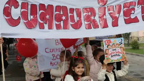 Anaokulu öğrencileri "Ölürüm Türkiyem" şarkısını söyledi, yaşlı adam gözyaşı döktü