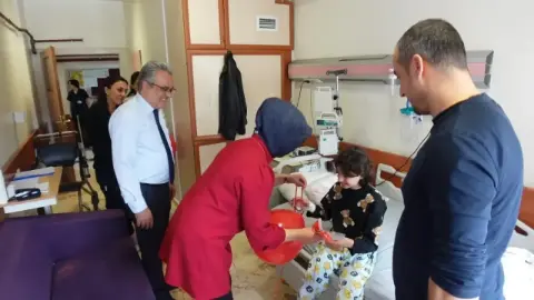 Fırat Üniversitesi Hastanesi yönetimi, 29 Ekim'de minik hastalara hediye takdim etti