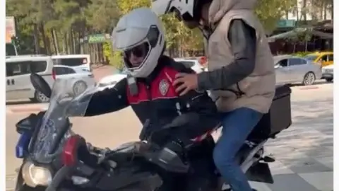 Elazığ’da sınava geç kalan adayları polis ekipleri yetiştirdi