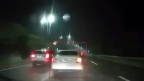Islak yolda makas atan sürücü kameraya yansıdı