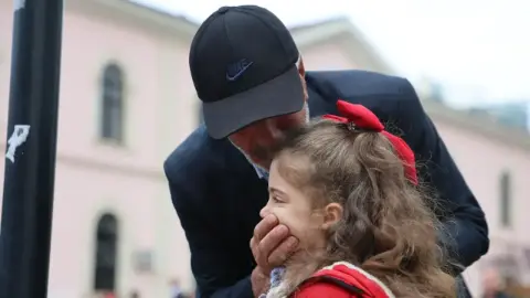 Anaokulu öğrencileri "Ölürüm Türkiyem" şarkısını söyledi, yaşlı adam gözyaşı döktü