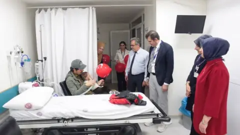 Fırat Üniversitesi Hastanesi yönetimi, 29 Ekim'de minik hastalara hediye takdim etti