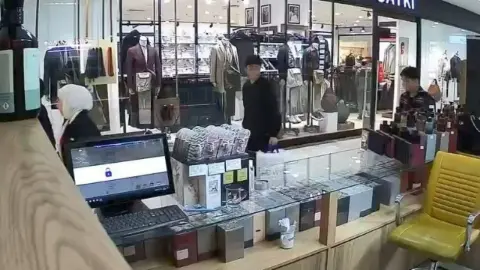 Önce kokladı, hoşuna gidince parfümü cebine koyup uzaklaştı