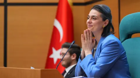 Eski Üsküdar Belediye Başkanı Sinem Dedetaş'a ev hapsi kararı