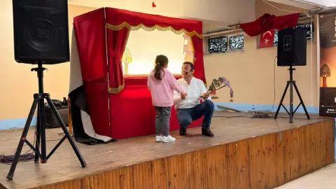 Minik öğrenciler “Bir Hikaye Bin Neşe” programıyla doyasıya eğlendi