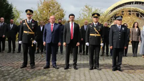 Sakarya'da Cumhuriyetin 103. yılı çelenk sunma ile başladı