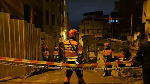 İstanbul’da 5 katlı bina çöktü! Ekiplerin üç saatlik araması sona erdi