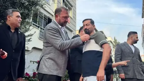 İzmir'de Siyasi Transfer: 200 Kişi Yeni Parti'den CHP'ye Geçti