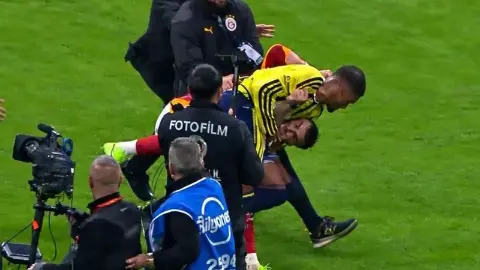 Derbi bitti, yumruklar başladı!