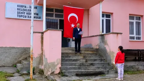 Konya’da koca okulda tek öğrenci! Cumhuriyet coşkusu yürekleri ısıttı