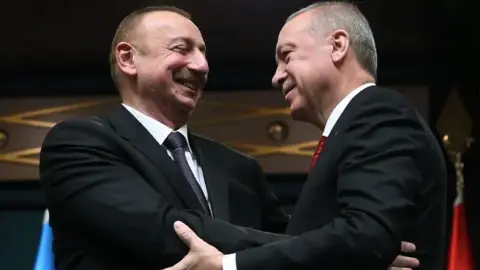 Aliyev'den Türkiye yerine BAE'ye destek