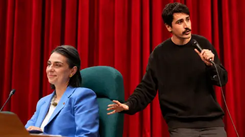 Sinem Dedetaş'ın davetine Deniz Göktaş'tan yanıt: En güzel çoraplarımla geleceğim