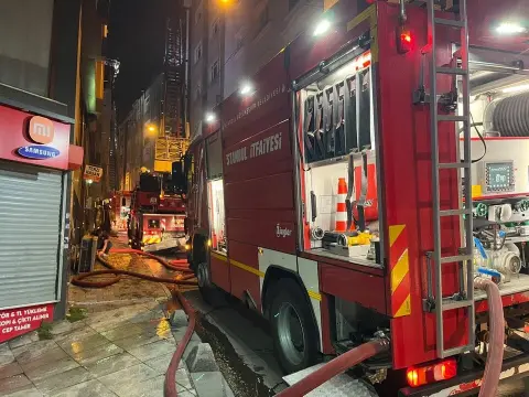 İstanbul Esenler’de 5 katlı binanın çatısı alev alev yandı