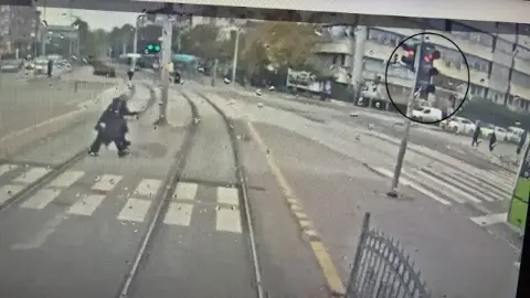 Tramvayın altında kalan kadın hayatını kaybetti