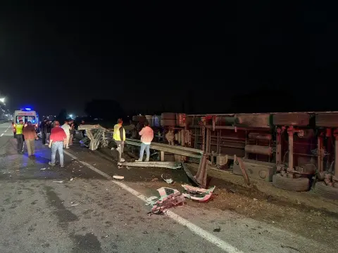 Iğdır’da çimento yüklü tır devrildi: 1 yaralı