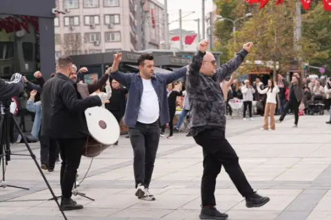 İzmit’ten Cumhuriyet’e 41 kişilik zeybekli selam