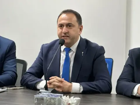 İkinci kuruluş yıldönümünü pasta keserek kutladılar