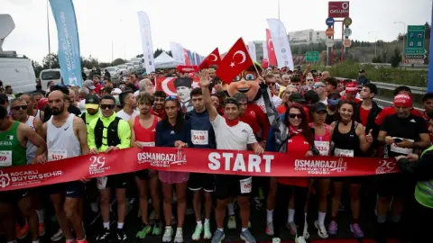 Osmangazi Köprüsü'nde "Cumhuriyet Koşusu" düzenlendi
