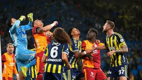Trendyol Süper Lig: Galatasaray: 2 - Fenerbahçe: 0 (İlk yarı)