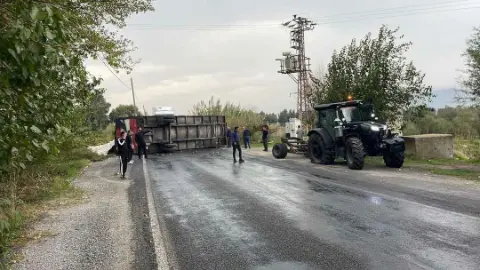 Söke-Bağarası yolunda pamuk yüklü römork devrildi