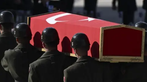Aydın şehidine ağlıyor