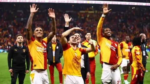 Galatasaraylı futbolcular galibiyeti taraftarıyla kutladı