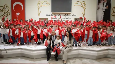 Çınar Çocuk Evleri’nin minikleri Cumhuriyet için sahne aldı