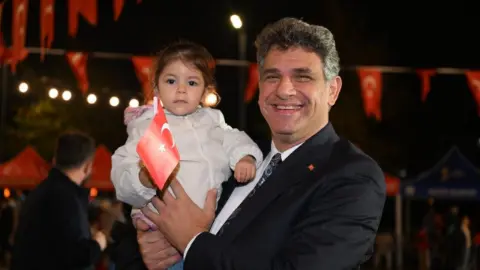 Kartepe'de 103. Yıl Coşkusu: Yağmura Rağmen Meydanlar Doldu