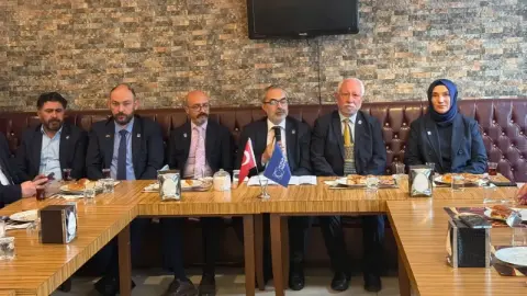 Emanetoğlu’ndan faiz çıkışı: “Bu işler kürsüye yumruk vurmakla olmuyor”