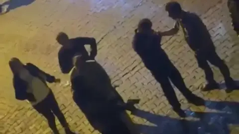 Taciz şüphelisi çıkmaz sokakta yakalandı! Tacizciyi dövmek isteyince ortalık karıştı!
