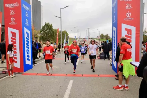 Binlerce kişi Cumhuriyet için Osmangazi Köprüsü’nde koştu