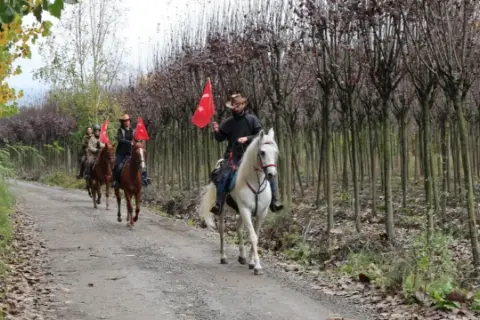 Ay yıldızlı bayrak karadan ve sudan zirveye ulaştı
