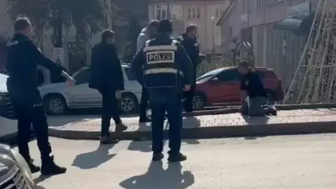 Elinde bıçakla ortalığı birbirine kattı