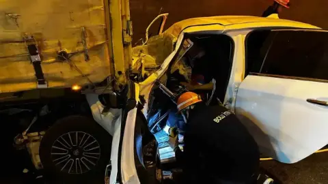 Otomobil tıra ok gibi saplandı! Baba ve oğlu yaralandı
