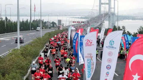Binlerce kişi Cumhuriyet için Osmangazi Köprüsü’nde koştu