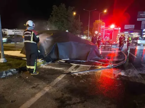 Aydın'da tırın çarptığı elektrikli otomobilde yangın çıktı