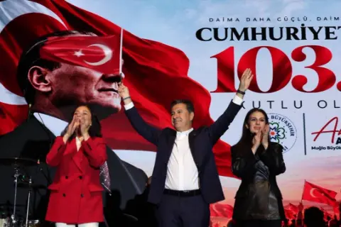 Marmaris’te Cumhuriyet Coşkusu Zirveye Ulaştı! Binlerce Kişi Fener Alayı ve Yeni Türkü Konserinde Buluştu