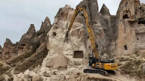 Göreme’de bir kısmı çöken peribacasının çevresinde temizlik çalışmaları başladı