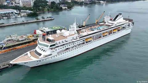 Ömür boyu tatil için bilet almışlardı: Petrol zamlanınca gemiden atıldılar