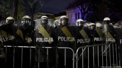 Polonya'da kriz: Polis Anayasa Mahkemesi'ni kuşattı