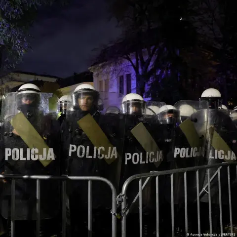 Polonya'da kriz: Polis Anayasa Mahkemesi'ni kuşattı