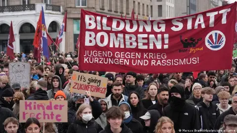 Almanya'da Z kuşağı sokakta: Onlarca kentte protestolar