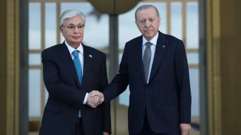 Cumhurbaşkanı Erdoğan, Kazakistan Cumhurbaşkanı Tokayev'i Külliye'de ağırladı