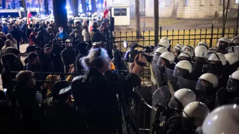 Polonya’da Anayasa Mahkemesi krizi sokağa taştı