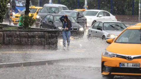 Sağanak yağış ve fırtına uyarısı: İstanbul, Mersin, Antalya dahil