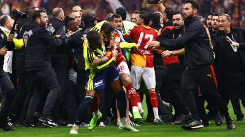 Galatasaray - Fenerbahçe derbisine yakışan görüntü